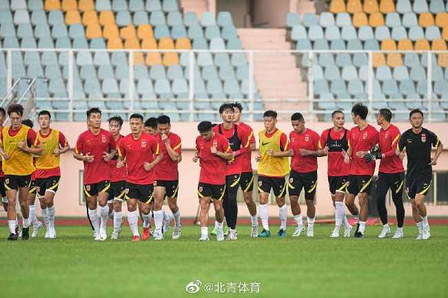 ;一拳一掌一招一式一身正气全不怕；一言一行一步一影一段传奇走天下字字押韵，;我练武、为传承、为守护、重要的人；五千年、的武魂、不耍狠、气吞乾坤不仅形式上对仗工整，在歌词内容上也传递出了传统功夫、中华咏春的;不灭武魂，中文英文间的巧妙转换更是朗朗上口，听来热血沸腾